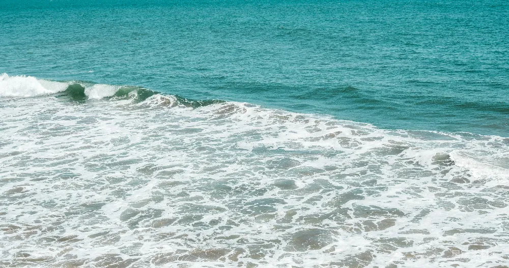 高清摄影  白天，海浪拍打着海岸。