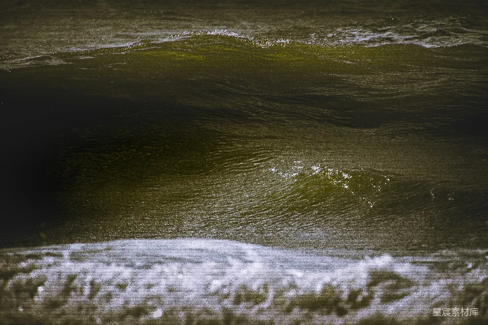 高清摄影  海浪在黑暗的海面上拍打。