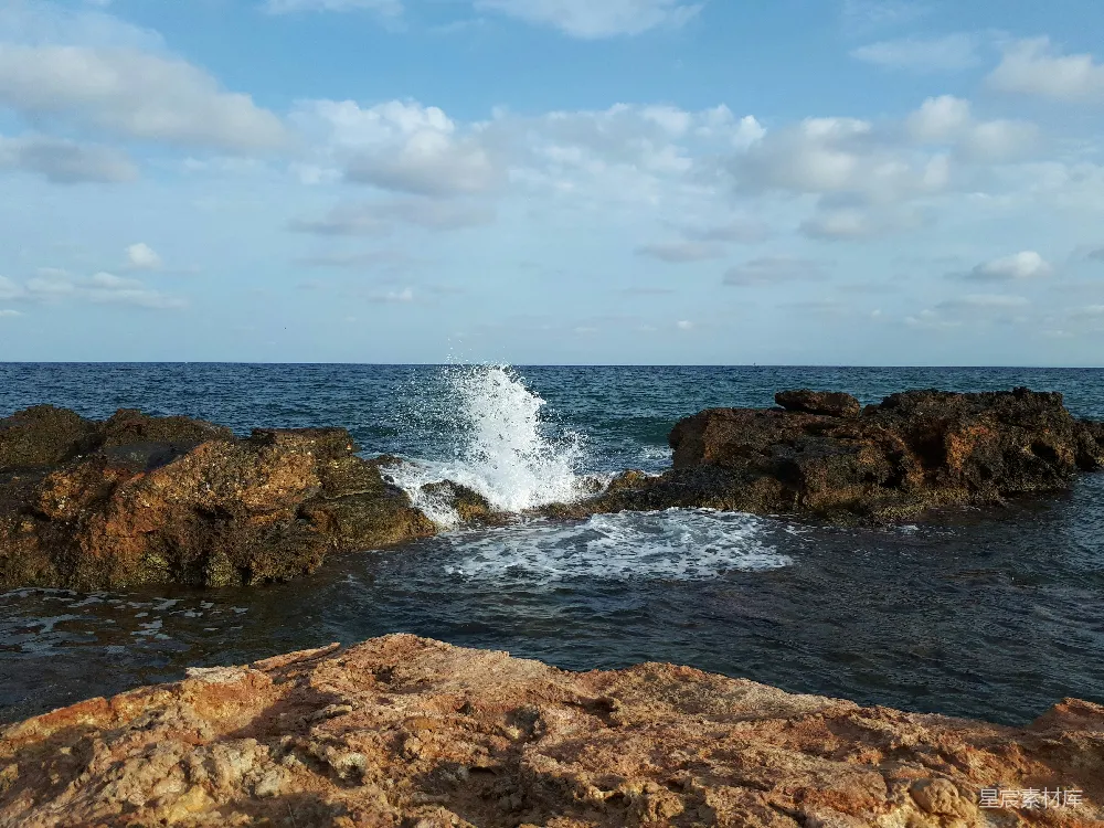 高清摄影 自然 波浪拍打着岩石海岸，在阴云密布的天空下