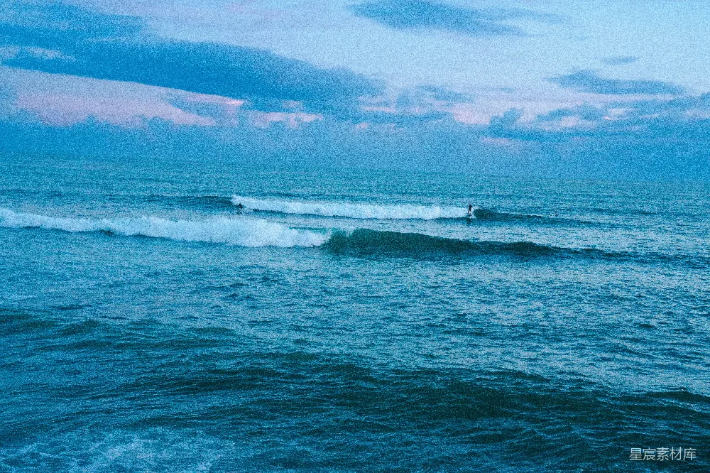 高清摄影  一个人在冲浪板上冲浪