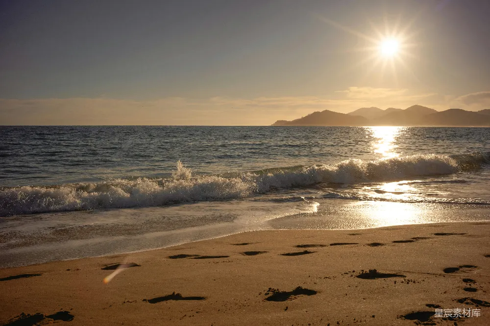 高清摄影  夕阳西下，海浪轻轻拍打着沙滩。