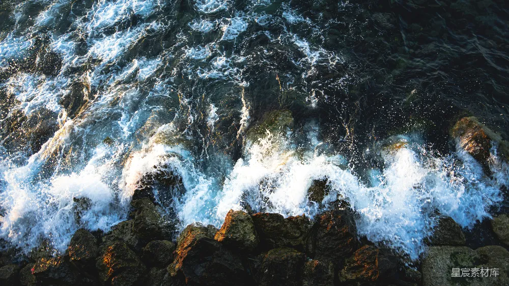 高清摄影 自然 壁纸 海浪拍打着岩石海岸，激起海雾。