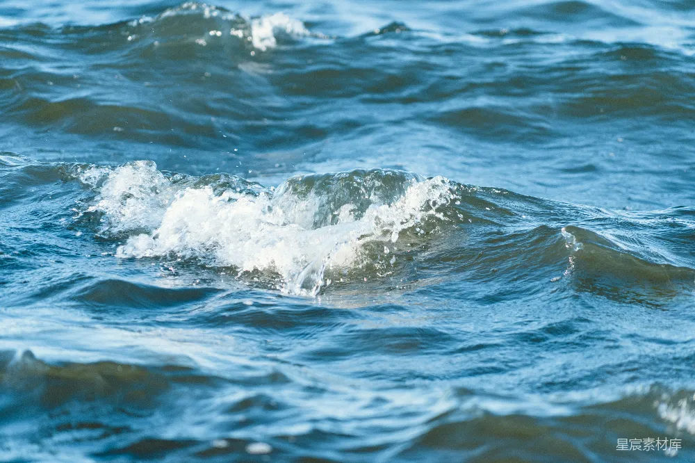 高清摄影  波浪拍打着海面。