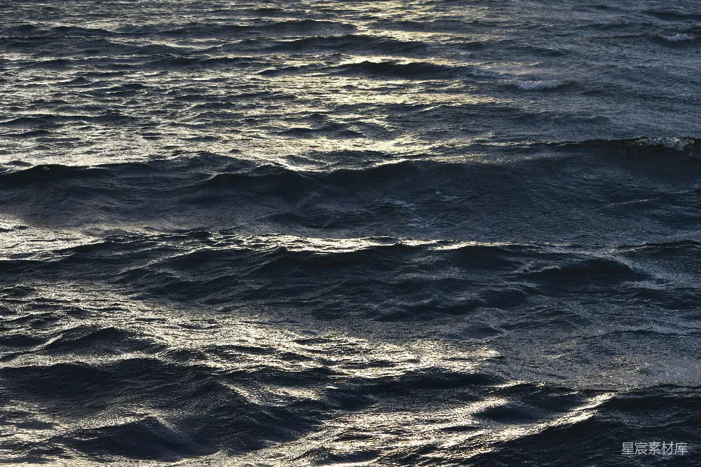 高清摄影  黑暗的海洋波浪在阳光下闪烁