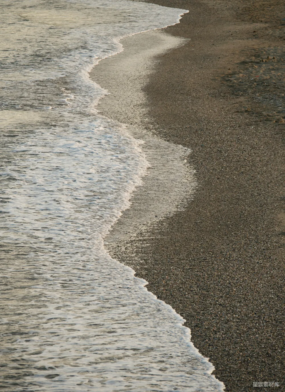 高清摄影  温柔的海浪拍打着鹅卵石海滩。