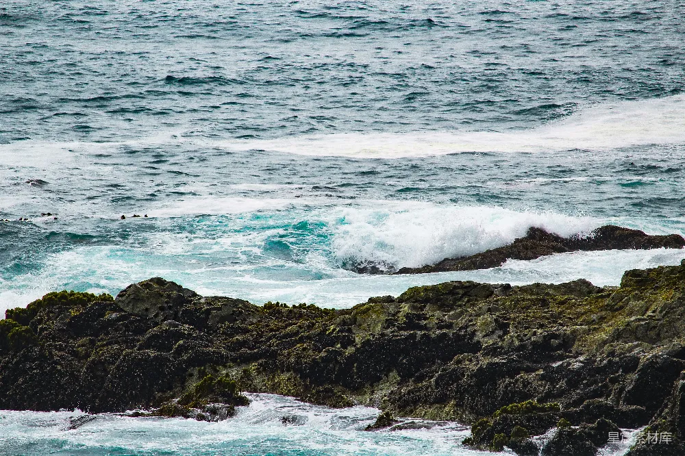 高清摄影 自然 壁纸 旅行 海浪拍打岩石