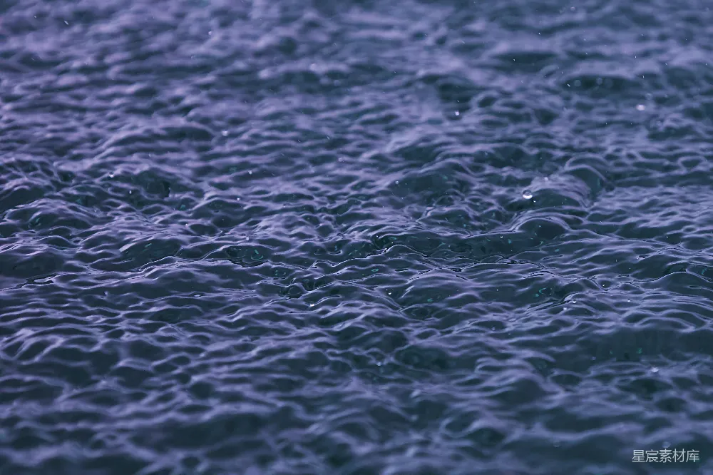 高清摄影 自然 壁纸 实验性 一张蓝色水面上的特写视图
