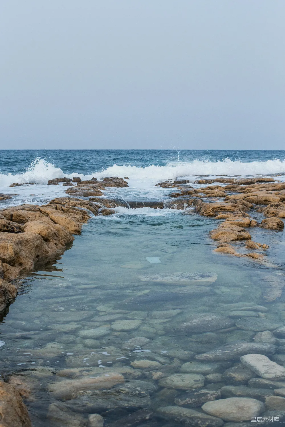 高清摄影  岩石海滩，海浪拍打着