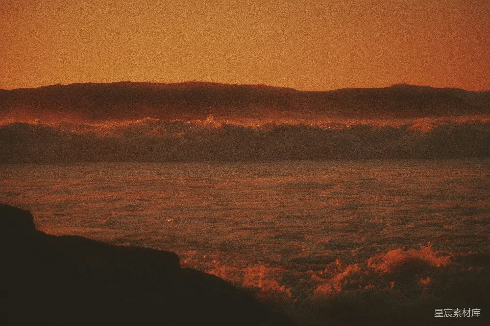 高清摄影 壁纸 自然 夕阳下，海浪拍打着岩石海岸。