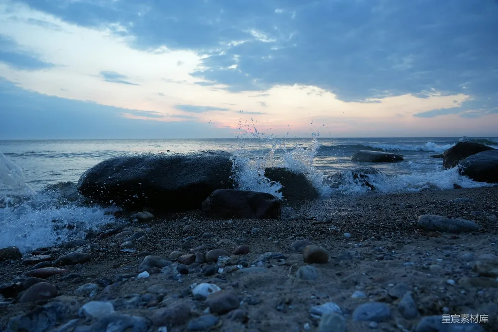 高清摄影 旅行 黄昏时分，海浪拍打着岩石海岸。
