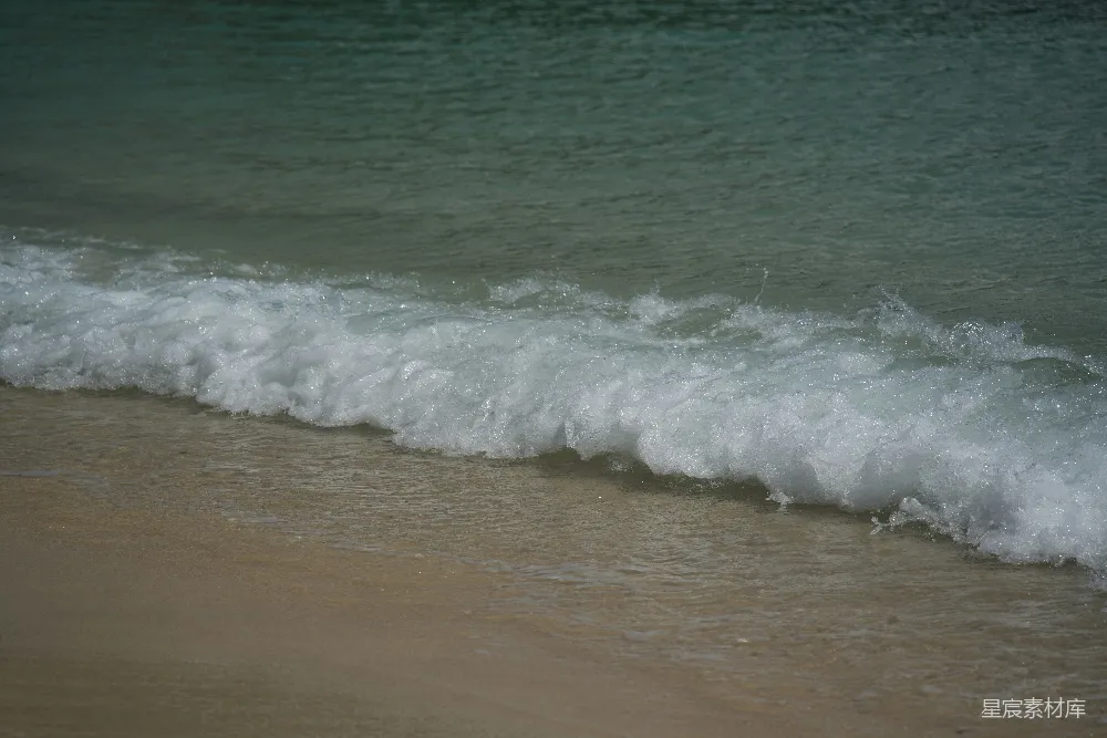 高清摄影  翻涌的海浪拍打着沙滩。