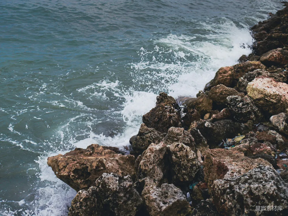 高清摄影  海浪拍打岩石海岸
