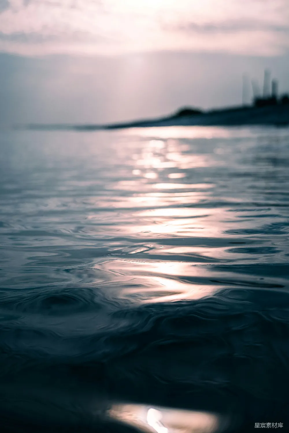 高清摄影  平静的海面反射着夕阳的天空。
