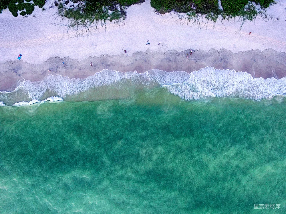 高清摄影  日间拍摄的海浪冲击海岸的航拍视角