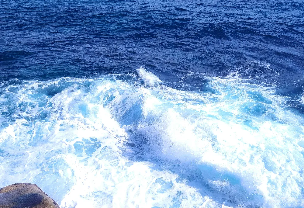 高清摄影  翻滚的海浪，白沫翻腾，蓝水清澈。
