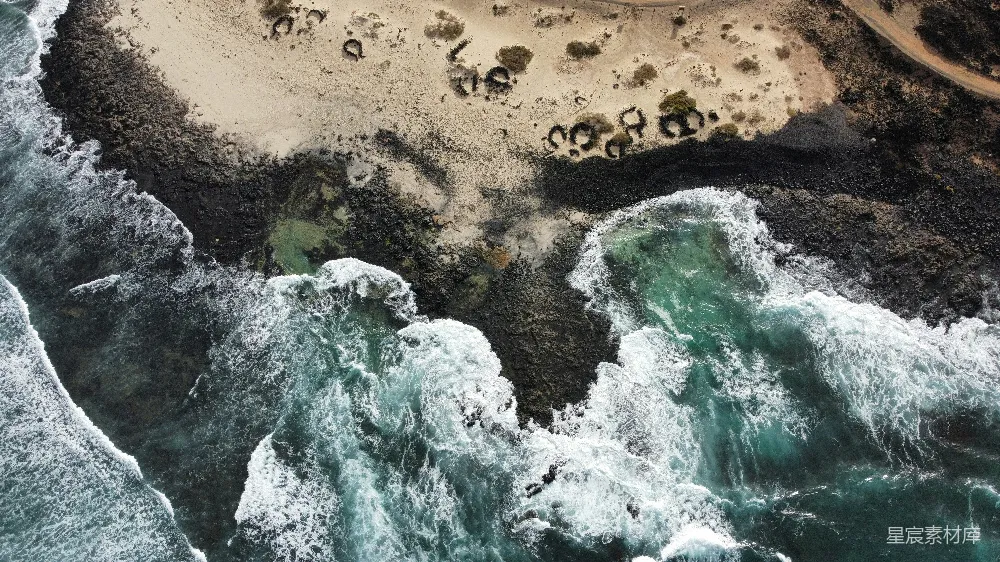 高清摄影  俯瞰海浪拍打岩石海岸的景象。