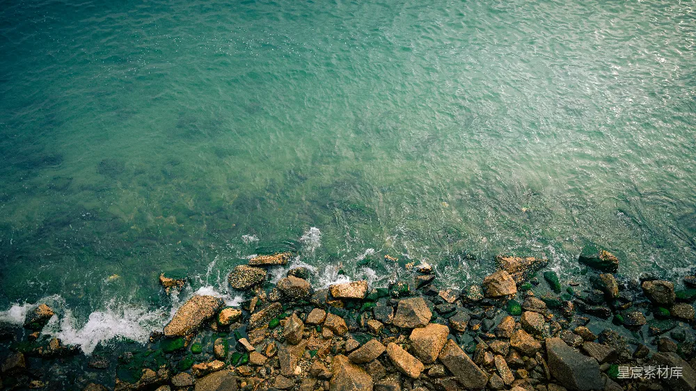 高清摄影  波浪轻轻地拍打着岩石海岸线。