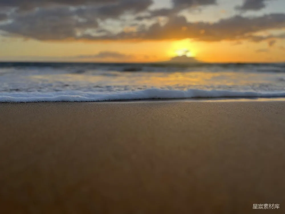 高清摄影 自然 海浪拍打着海滩，夕阳洒下金色的光辉。