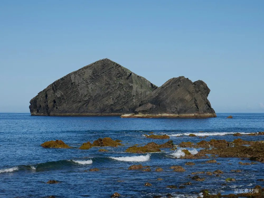 高清摄影 自然 壁纸 白天的海水中的灰色岩石构造