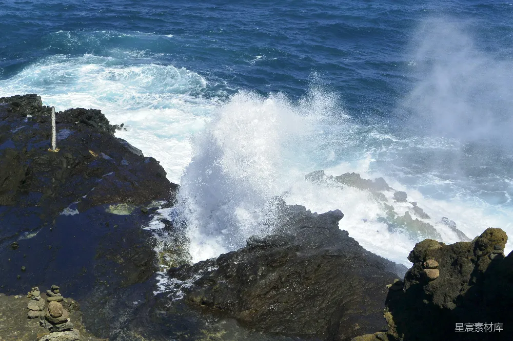 高清摄影 自然 旅行 壁纸 海浪拍打着岩石。