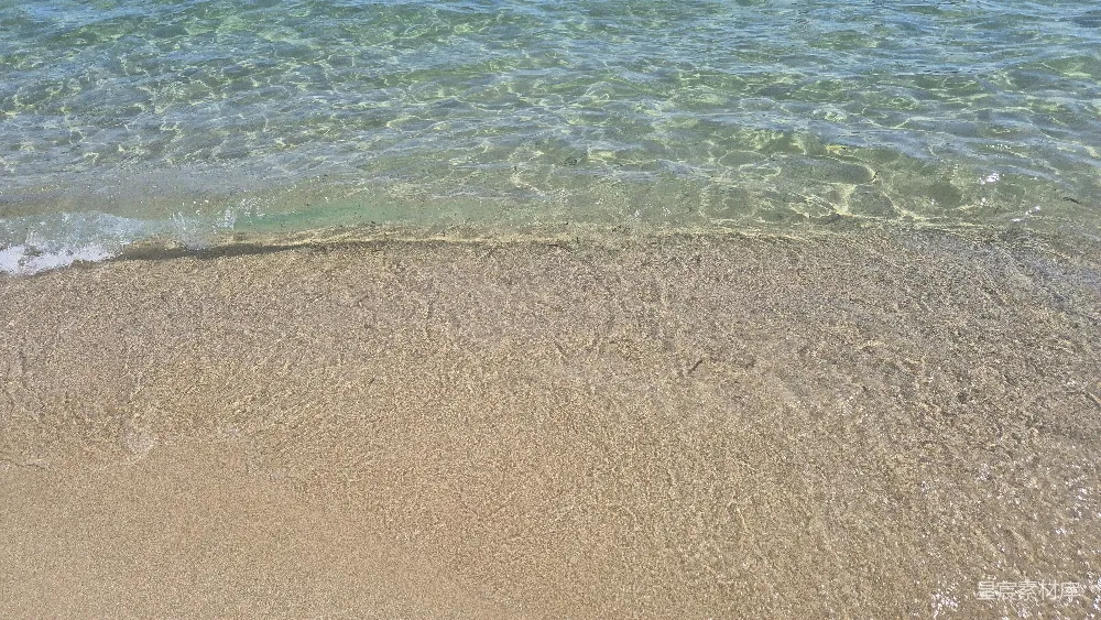 高清摄影  清澈的海水拍打着沙滩岸边。
