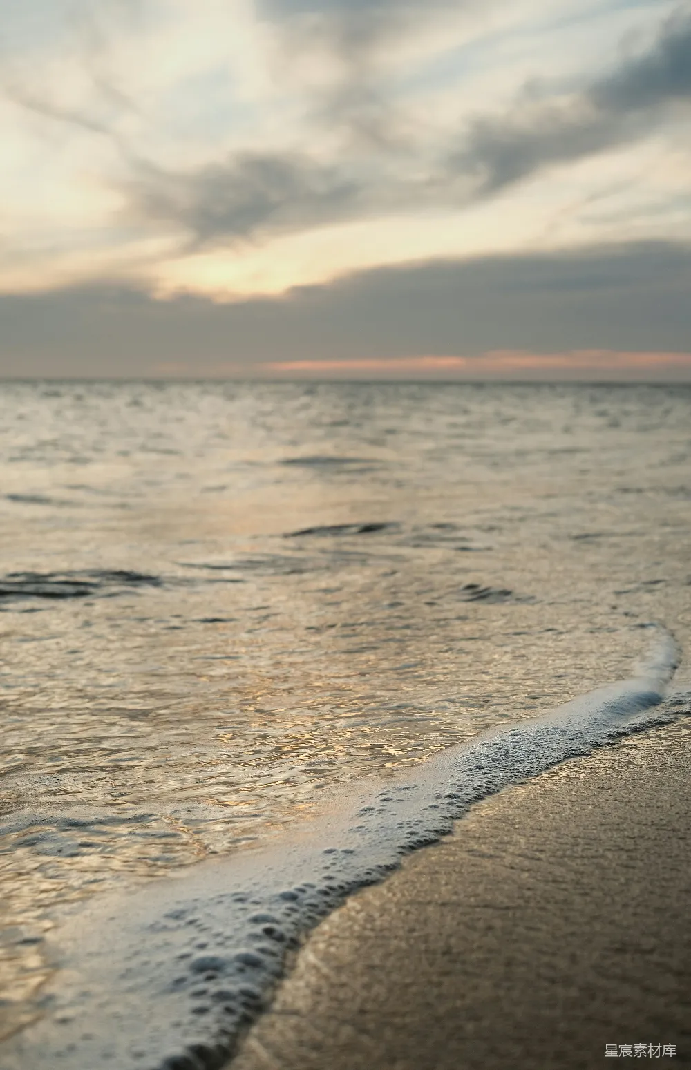 高清摄影  夕阳西下，温柔的海浪轻拍沙滩。