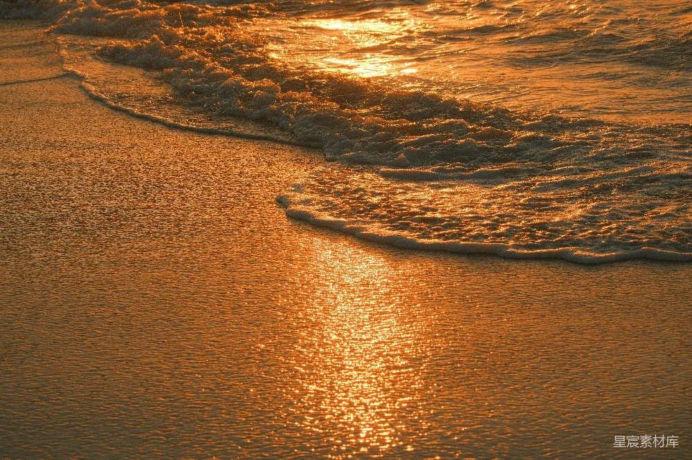 高清摄影 旅行 乐观 自然 金色的夕阳映照在湿漉漉的沙滩和海浪之上。