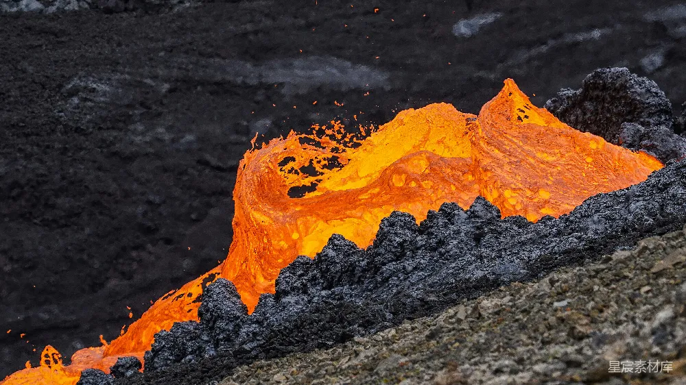 高清摄影  一座火山的特写，火山口中喷出岩浆。