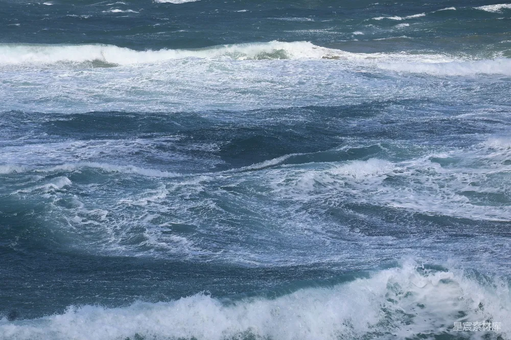 高清摄影 自然 汹涌的海浪拍打着，激起白色的泡沫。