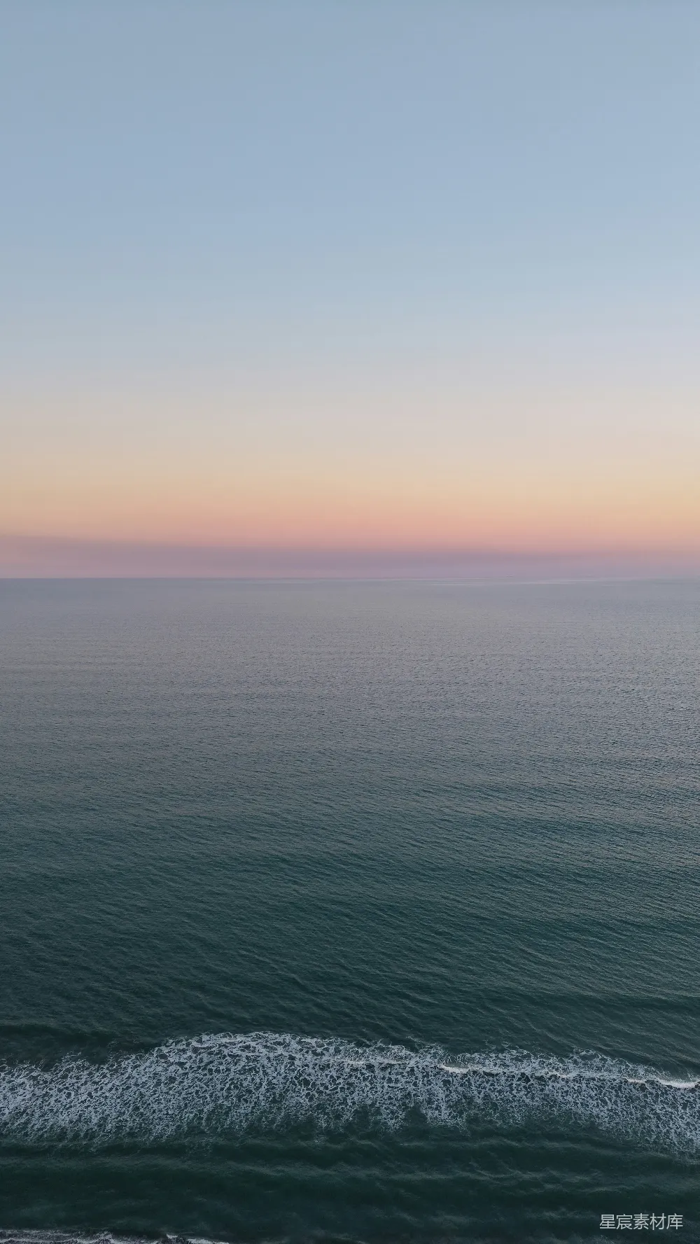 高清摄影  日落时分的海浪与渐变天空