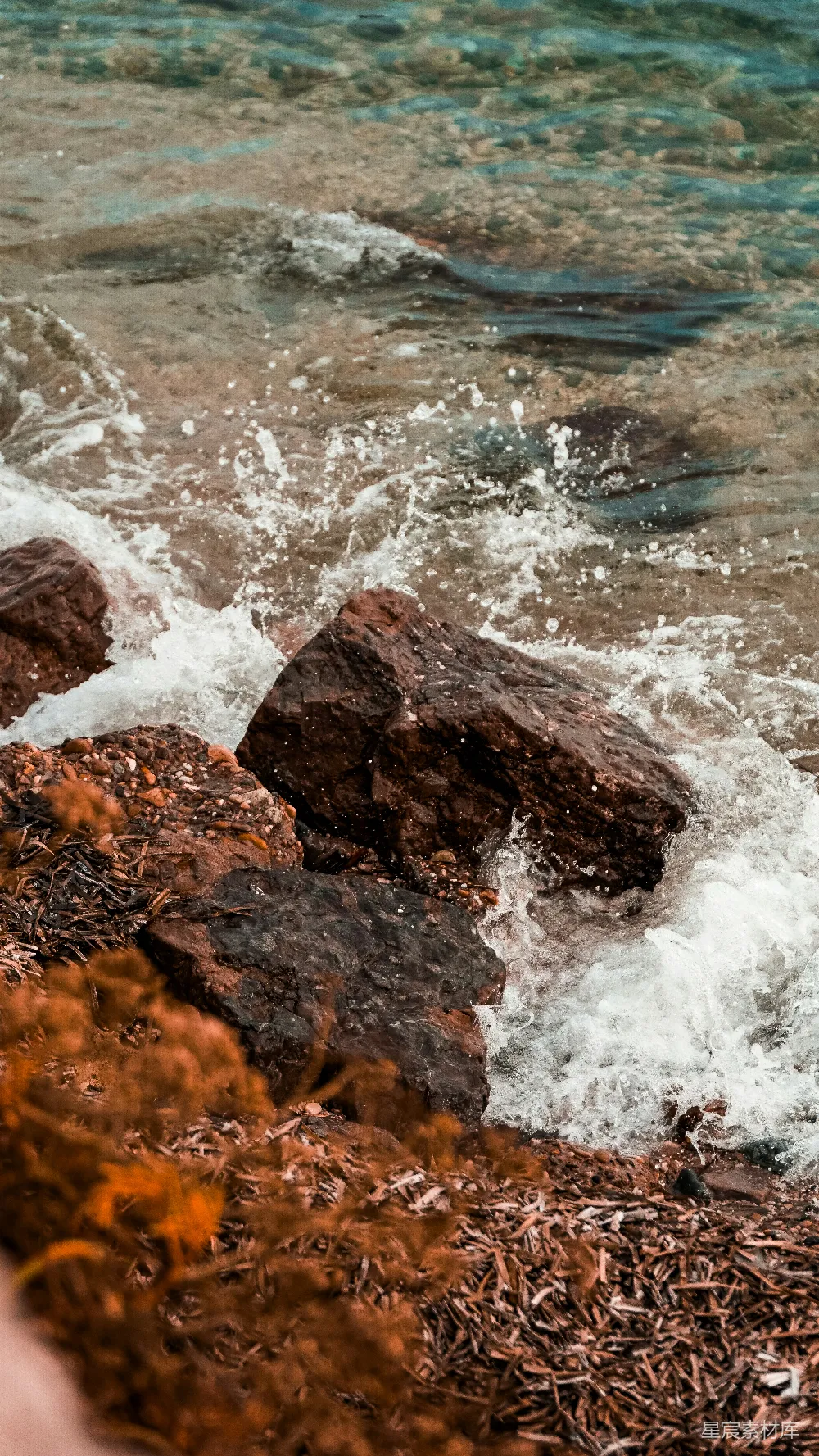 高清摄影  海浪拍打着岩石海岸。
