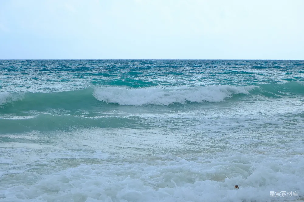 高清摄影  蓝绿色的海浪拍打着海岸。