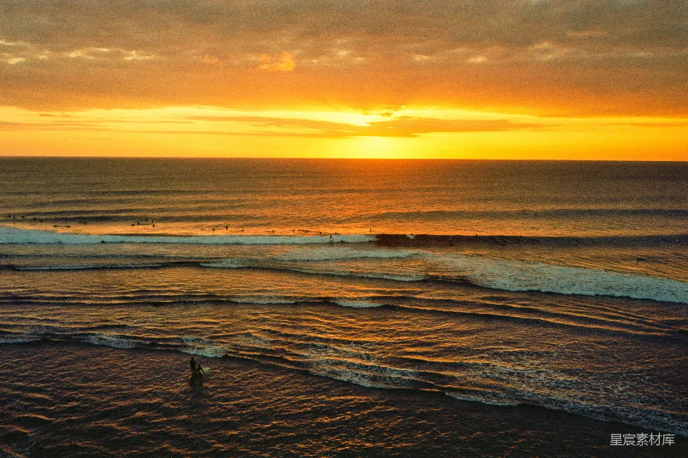 高清摄影 电影 海面上金色的夕阳与柔和的波浪。