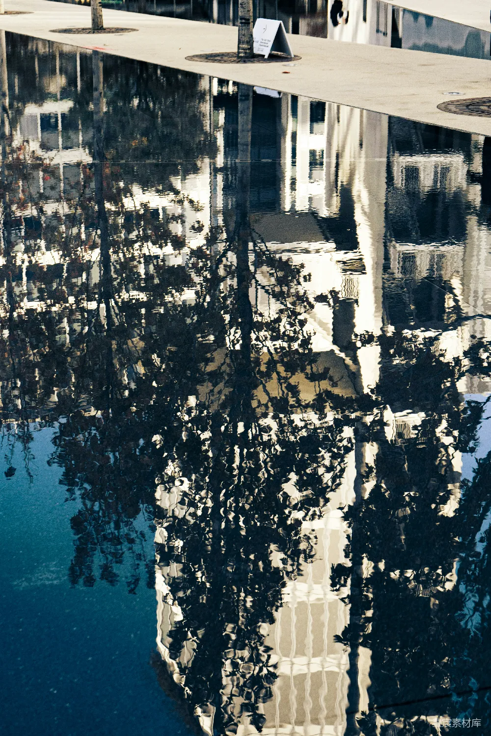 高清摄影  建筑物在水池中的倒影