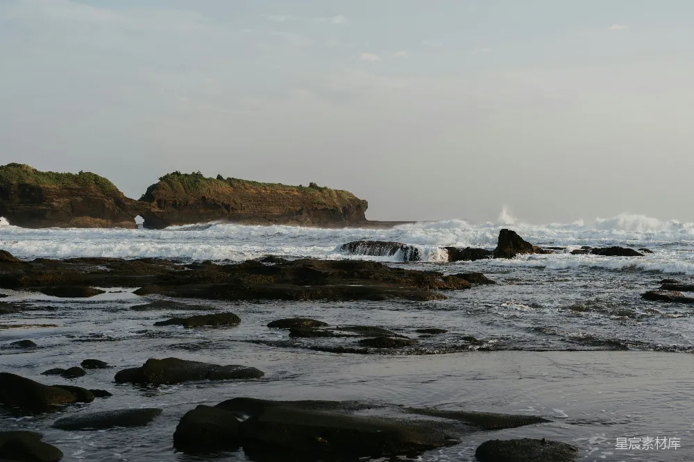 高清摄影 自然 壁纸 黄昏时分，海浪拍打着岩石海岸。