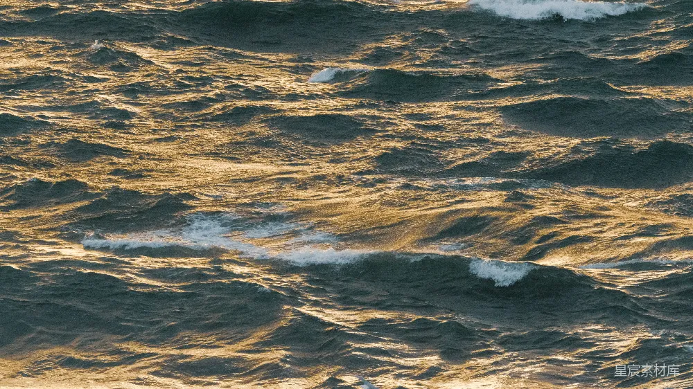 高清摄影  夕阳照耀着波涛汹涌的海洋。