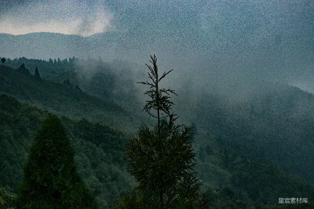 高清摄影  雾蒙蒙的天气中，群山从云中升起。