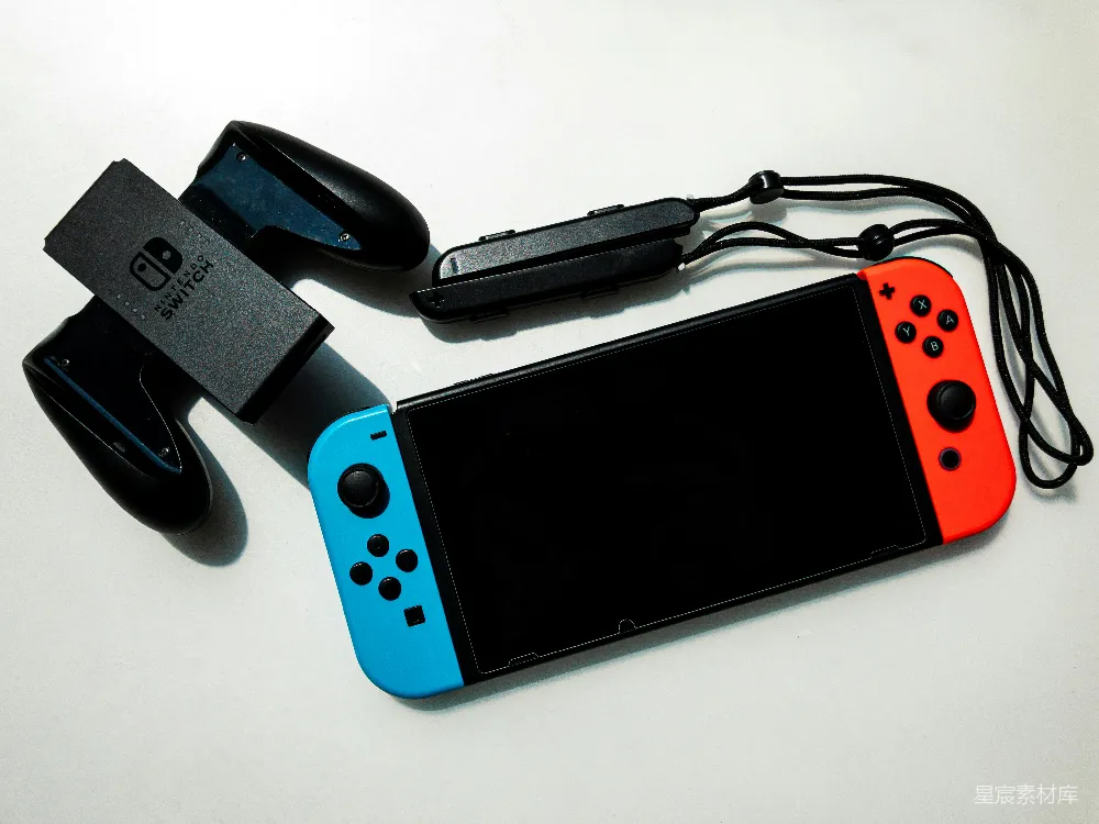 高清摄影  白色的任天堂Switch旁边是一只黑色的USB闪存驱动器。