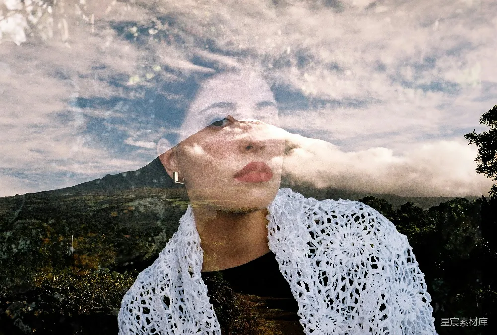 高清摄影 电影 一位女子透过窗户望向窗外，背景中有一座山。