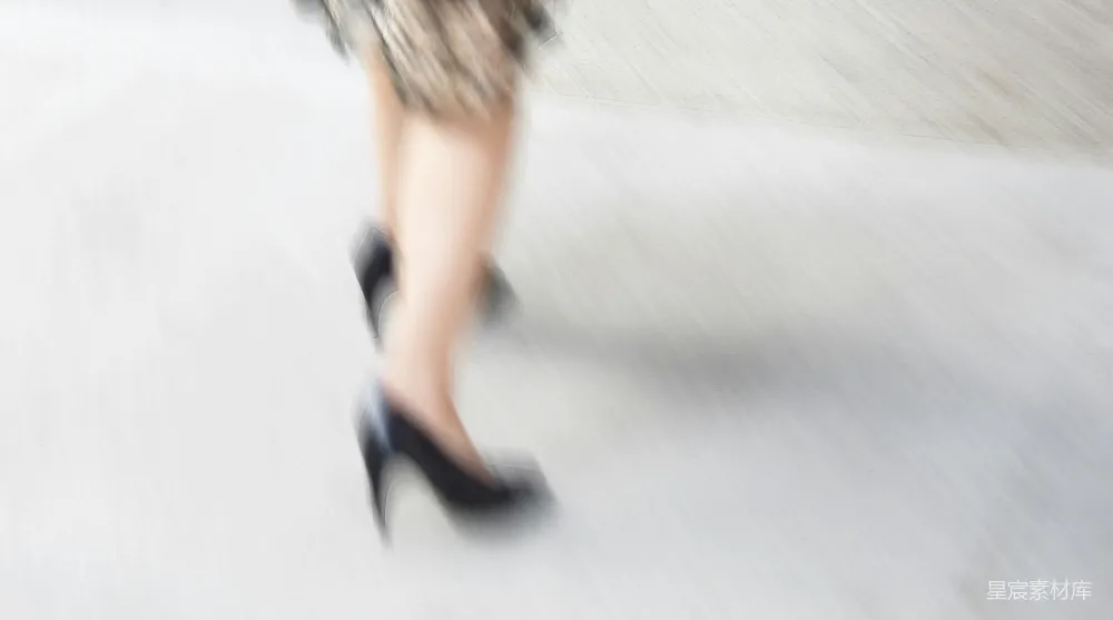 高清摄影 实验性 一张模糊的照片，显示了一位女士穿着高跟鞋的双腿。