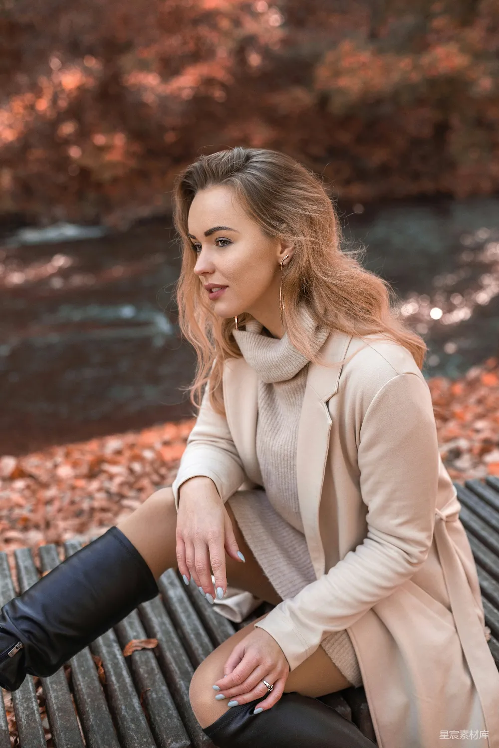 高清摄影 人物 一个女人坐在河边长椅上。