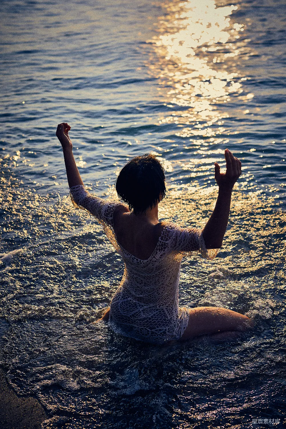 高清摄影  坐在海边的女人