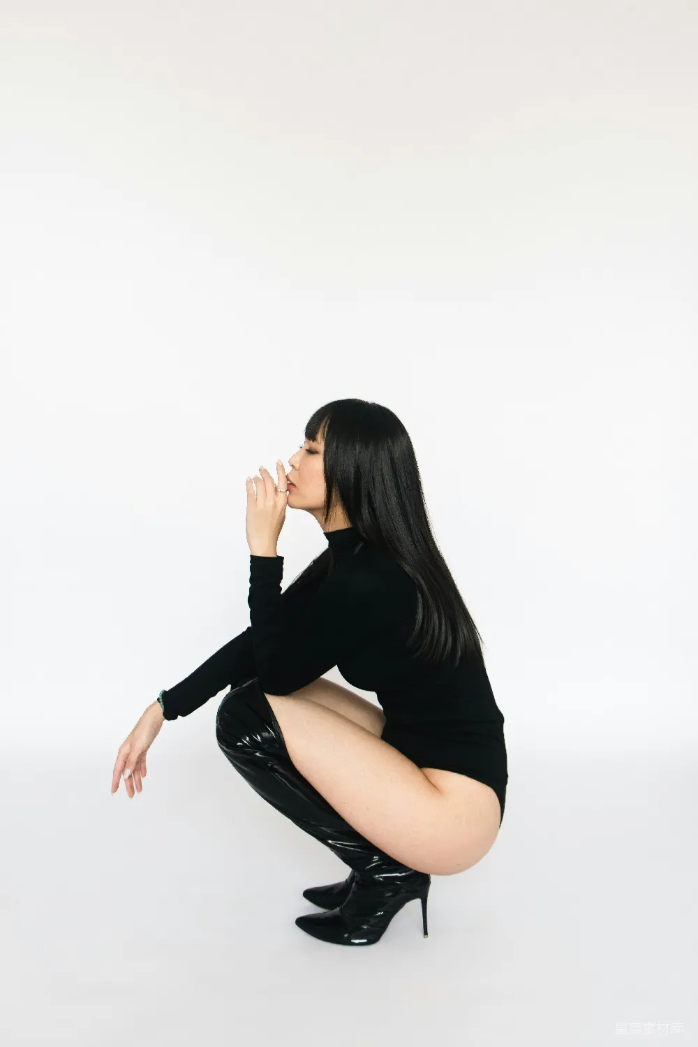 高清摄影  一位女子跪在地上，双腿交叉。