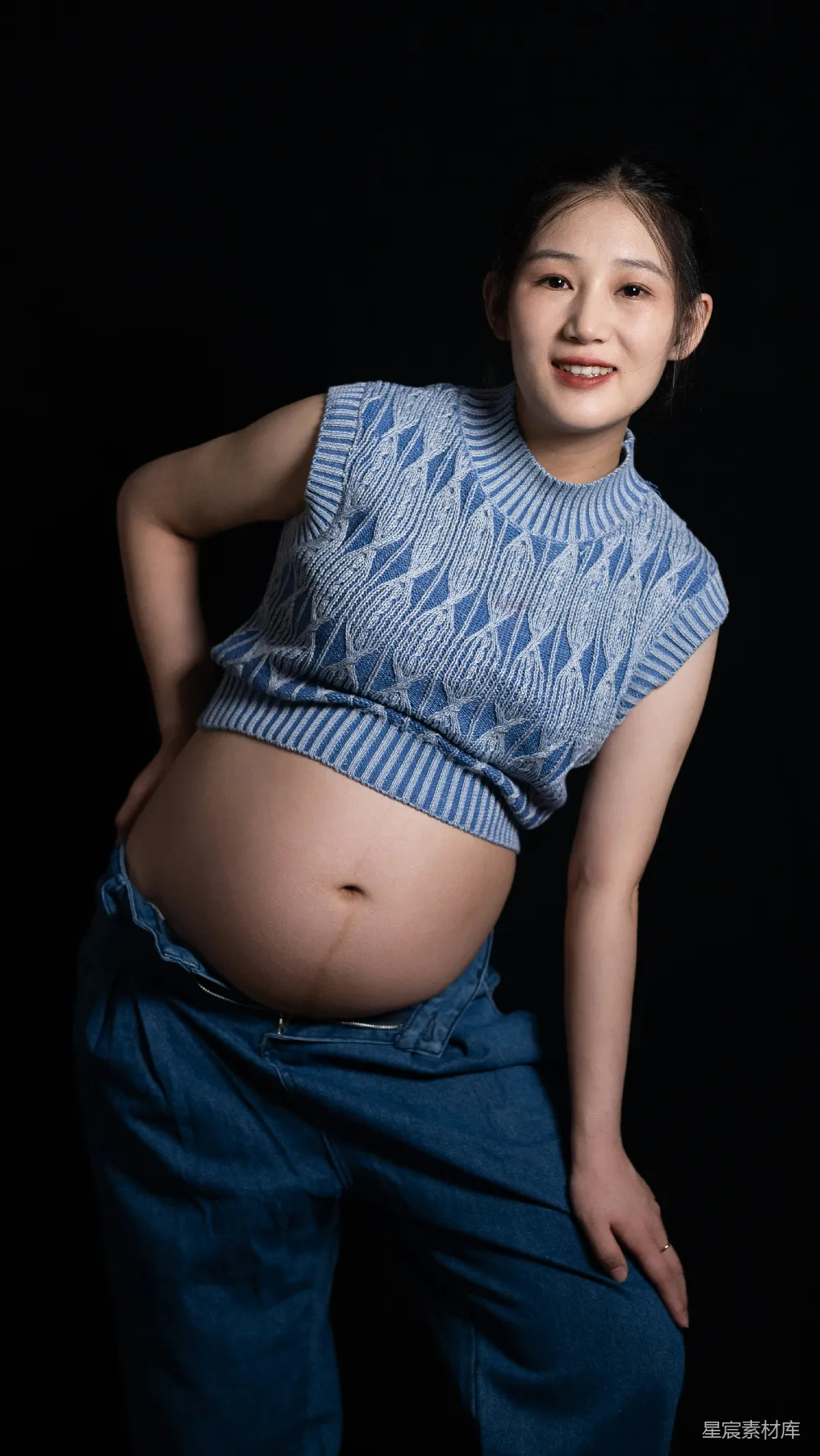 高清摄影  一位孕妇正在摆姿势拍照。