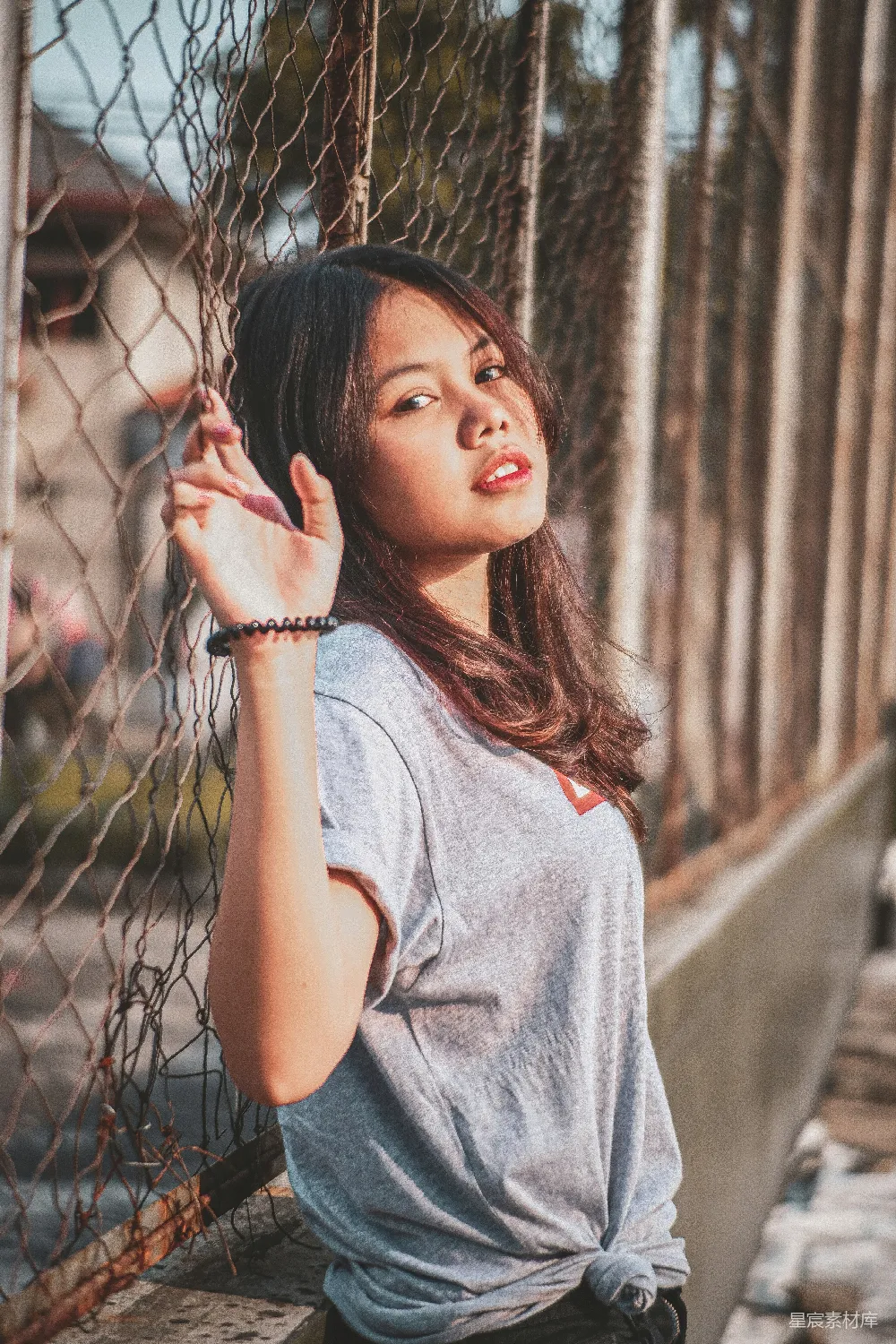 高清摄影 人物 一位女人靠在围栏上，抬头看。