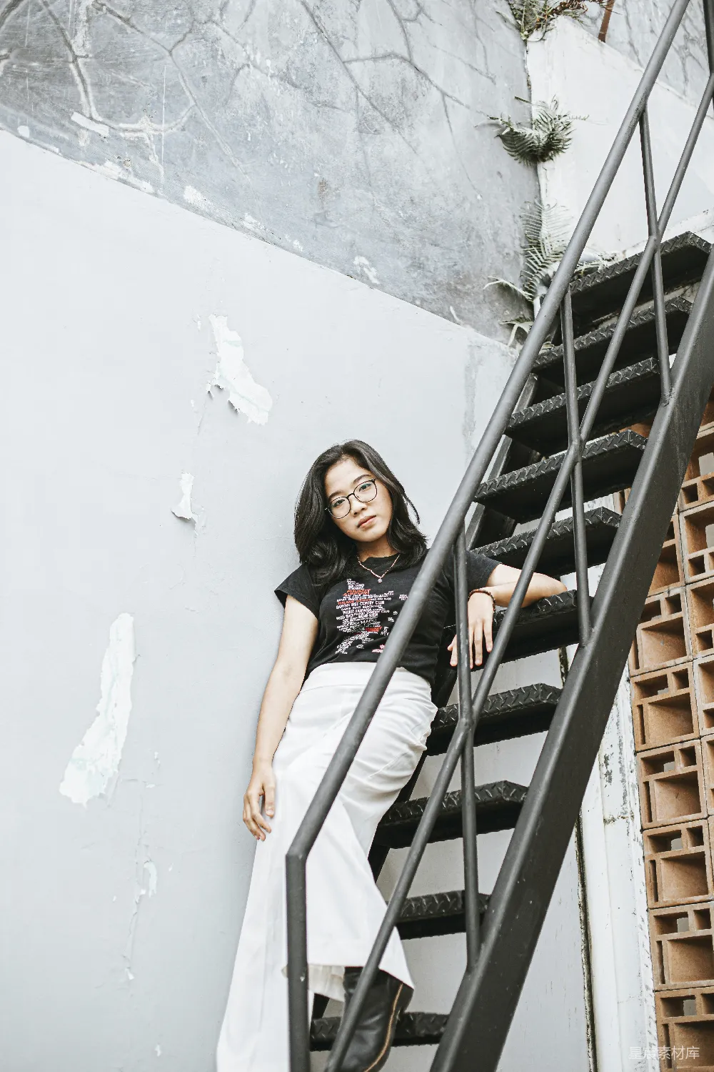 高清摄影 人物 一位女士坐在楼梯的顶部。