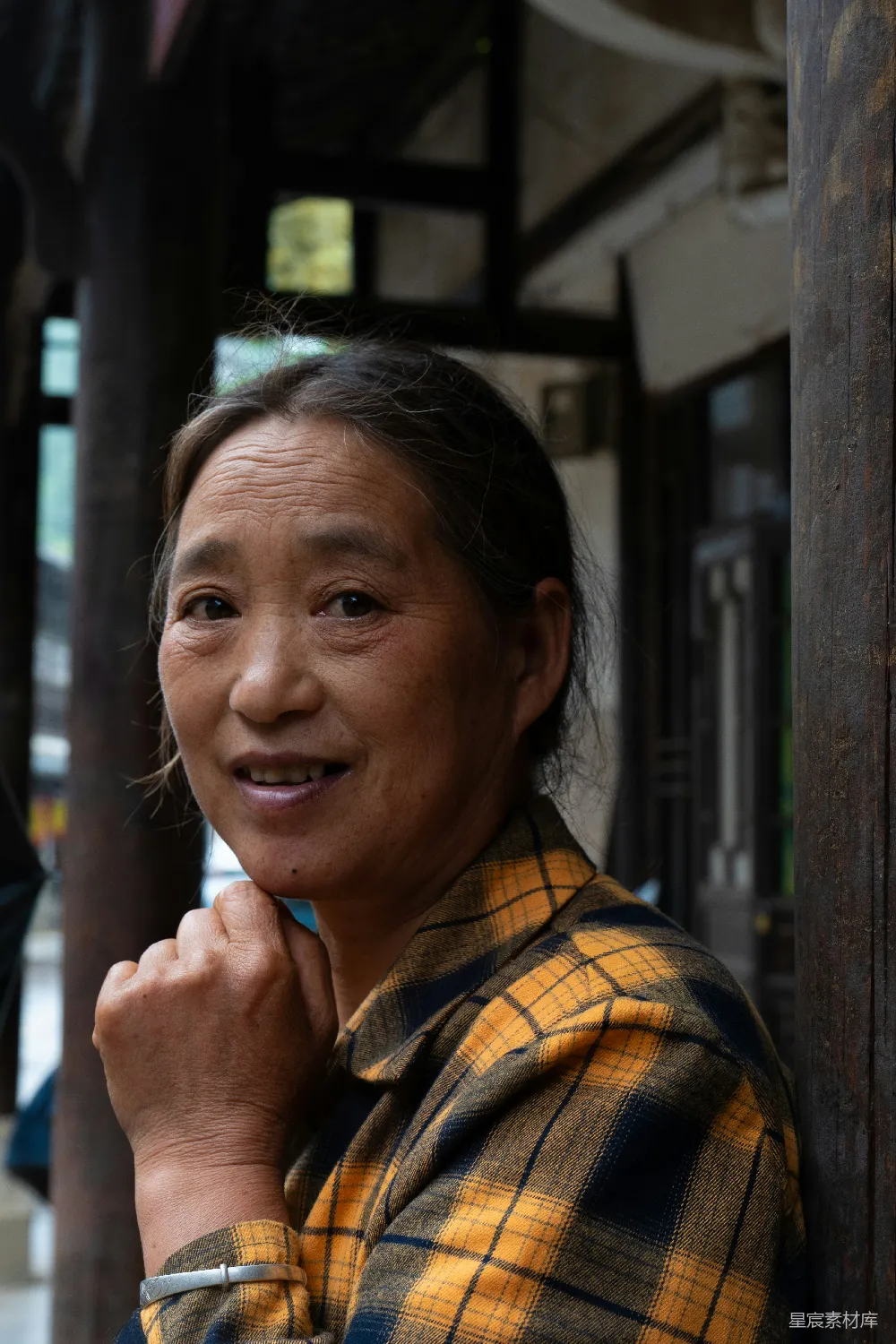 高清摄影  一个女人站在人行道旁的电线杆旁