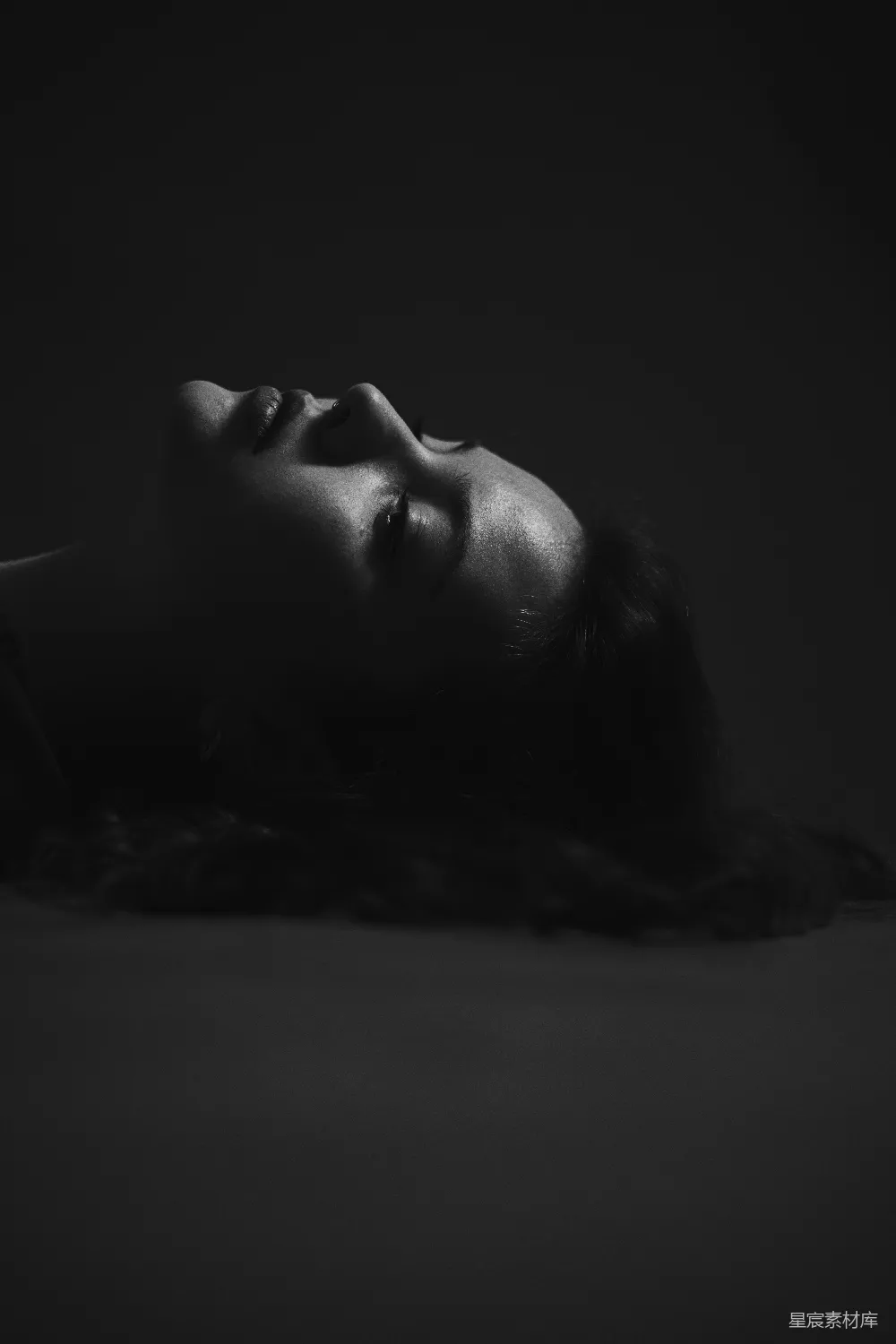 高清摄影  一张黑白照片，照片中一个女人躺在地上。