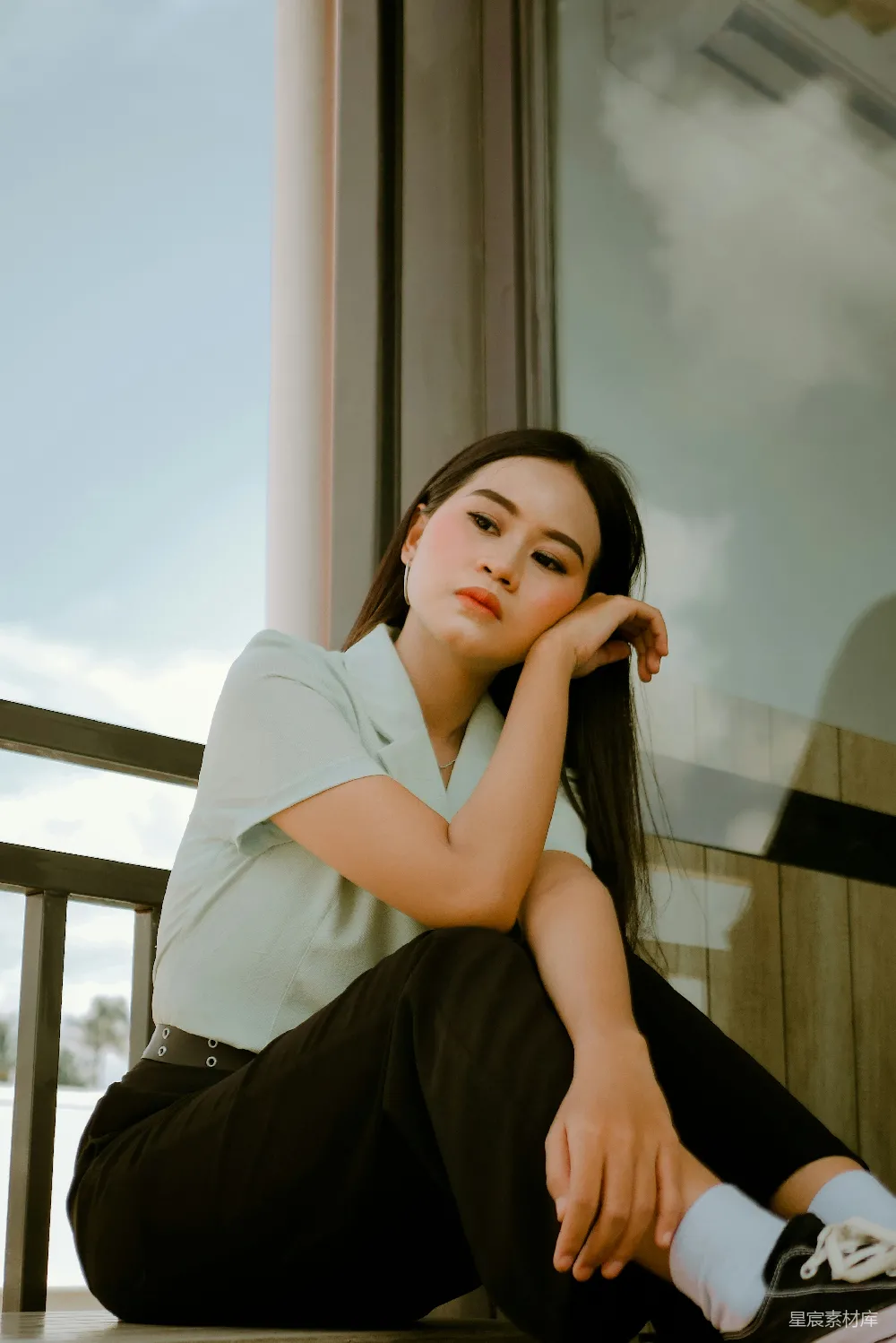 高清摄影  穿着白色衬衫的女人坐在棕色木制椅子上。
