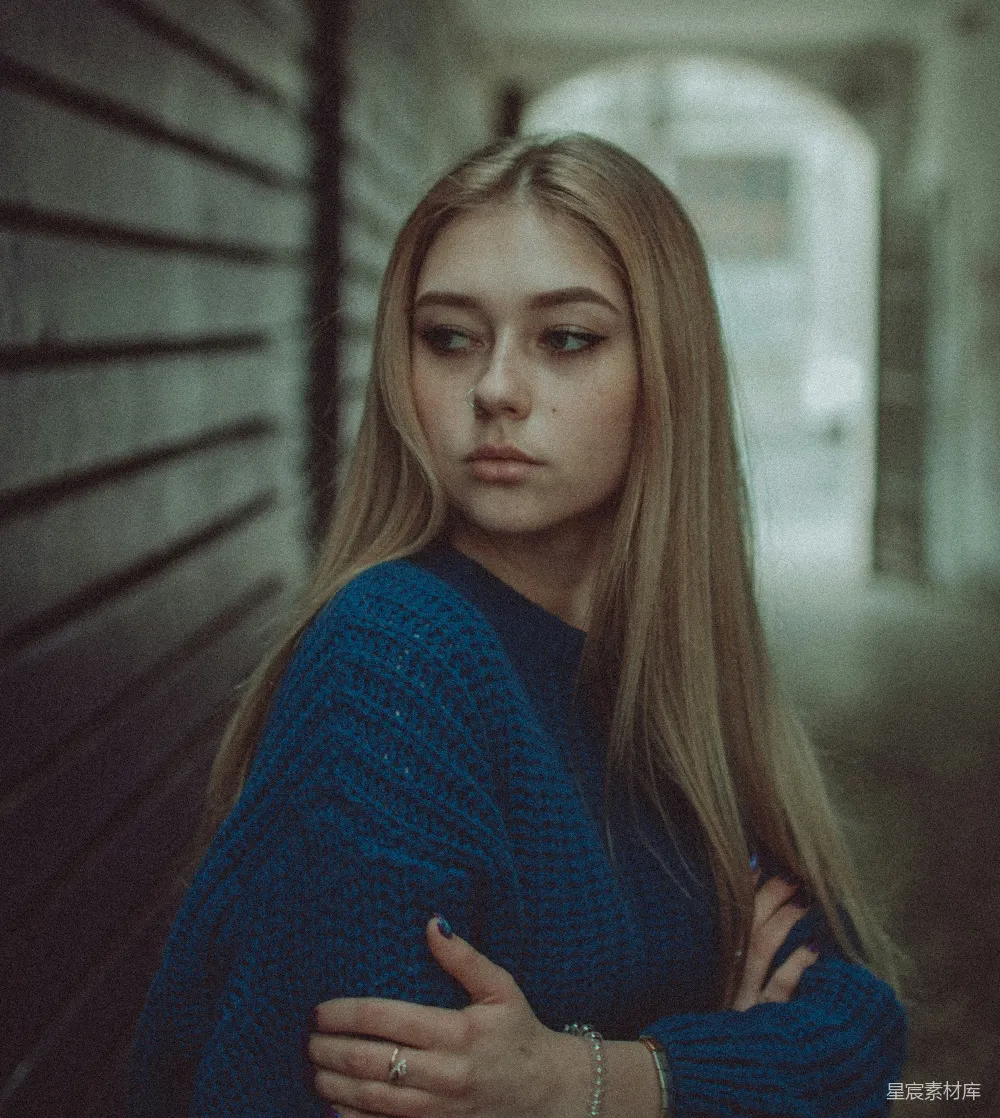 高清摄影  穿着蓝色毛衣的女人站着